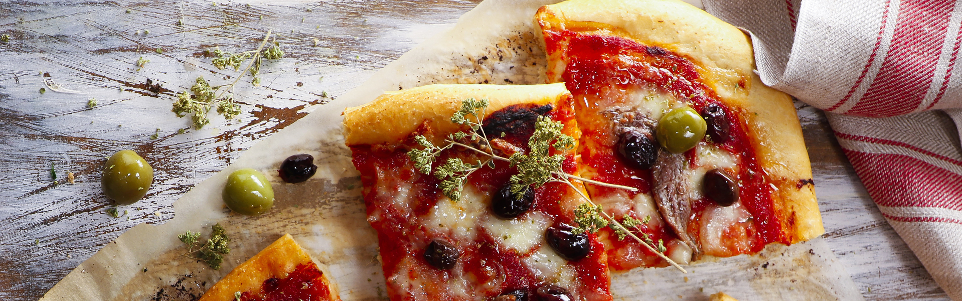 Pizza alle acciughe, olive e origano