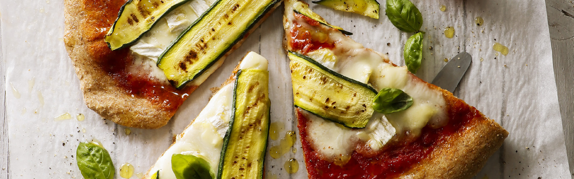 Pizza integrale tomino e zucchine