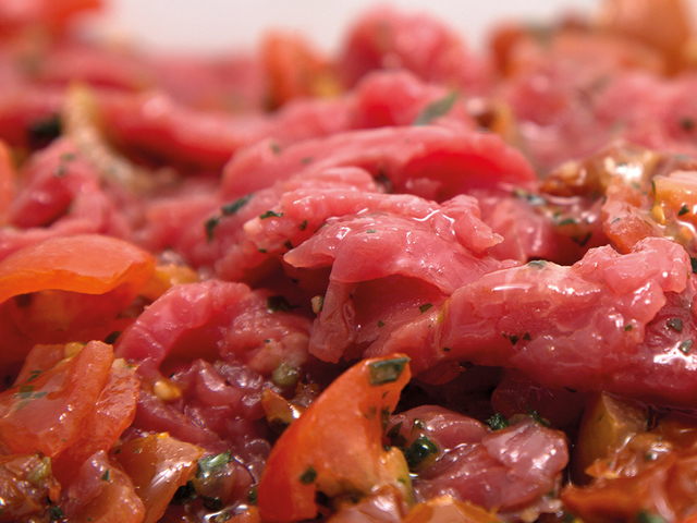 Platos principales: Carne deshebrada con tomatitos