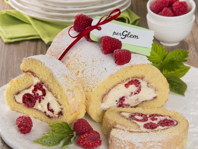 甜點: Chantilly cream and raspberry roll