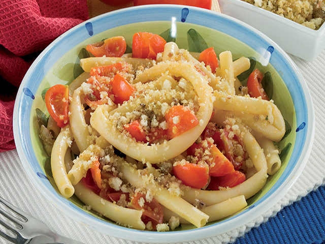 Primeiros cursos: Massa ziti com anchovas e pão ralado