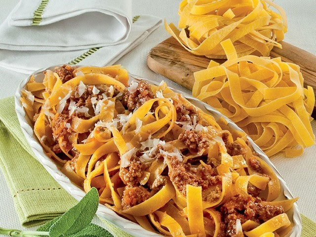 Primeiros cursos: Massa Tagliatelle com molho de carne