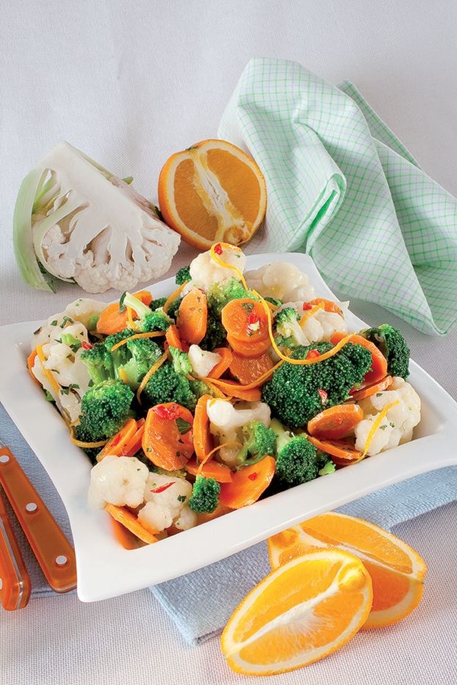 Salad with cauliflower, broccoli and carrots