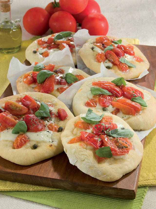Mini -Pizzas com tomate,  Azeite e manjericão
