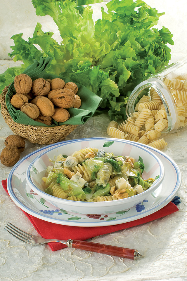 Pasta with endive, walnuts and gorgonzola