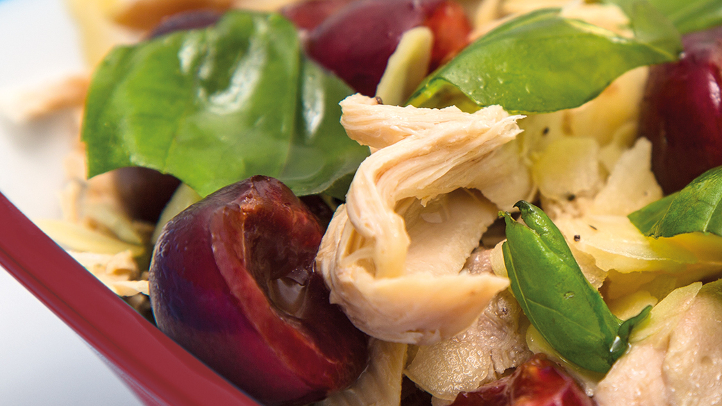 Salada de pintada com manjericão, cerejas e pétalas de amêndoa