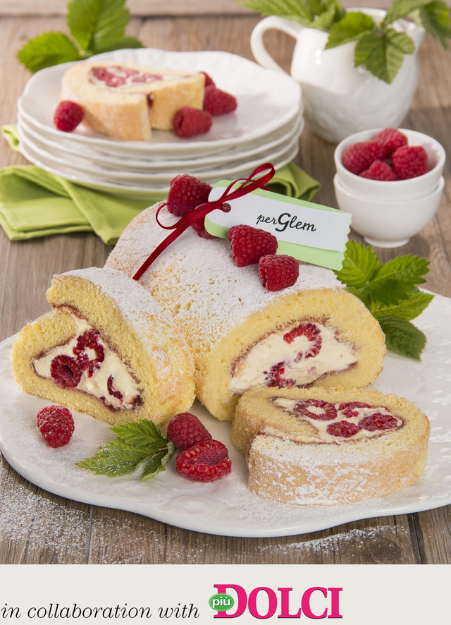 Rollo relleno con crema Chantilly y frambuesas